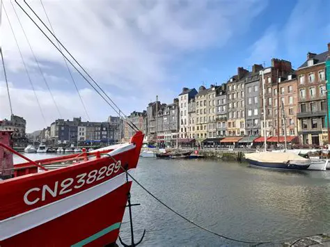 Honfleur: Odkryj Perłę Normandii – Przewodnik po Malowniczym Porcie